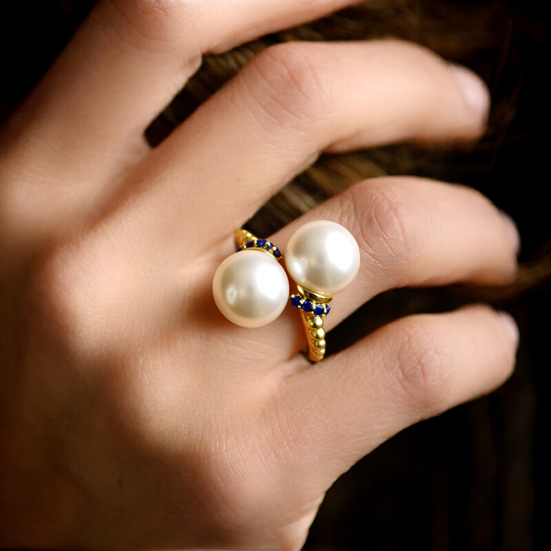 Anello in oro con Perla Bianca dei Mari del Sud (Michelle Albala)