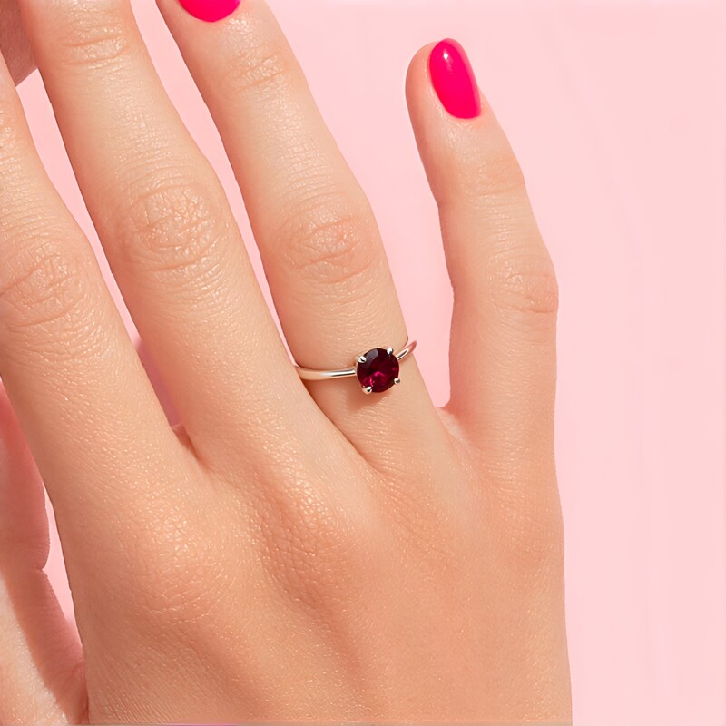 Zilveren ring met een rhodliet