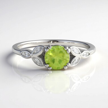 Anillo en plata con Esfena