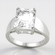 Zilveren ring met een danburiet
