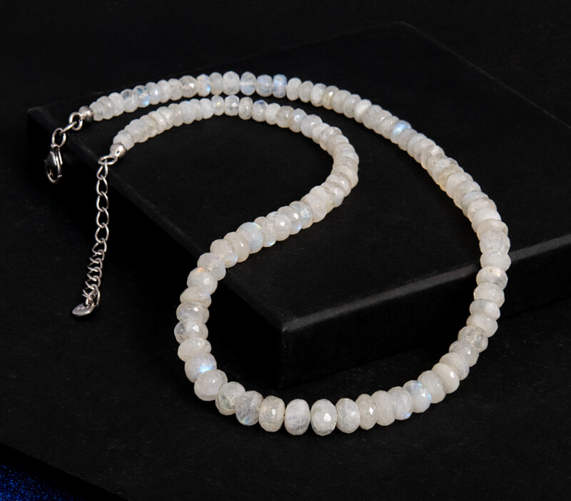 Collar en plata con Piedra de Luna arcoíris