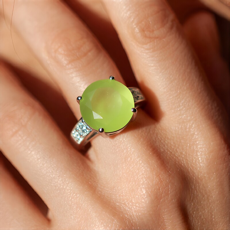 Zilveren ring met een prehniet