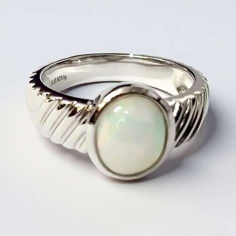 Anello in argento con Opale di Welo