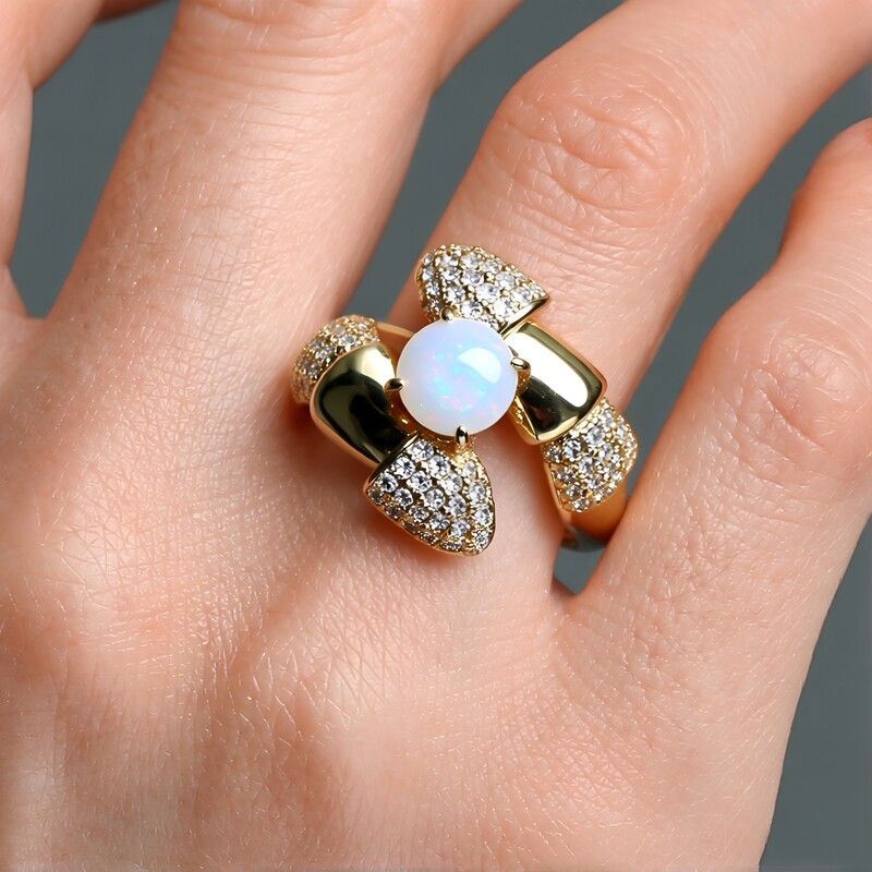 Anillo en oro con Ópalo de Welo (de Melo)