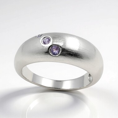 Zilveren ring met een Onverhitte Purper Saffier
