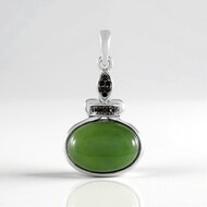 Zilveren hanger met een Canadese jade