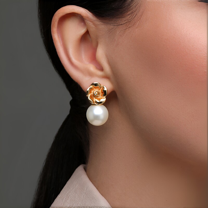 Gouden oorbellen met Witte zoetwater kweekparels (TPC)