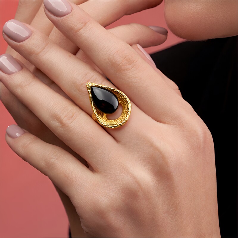 Zilveren ring met een kersrode Baltische barnsteen (dagen)