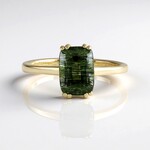 Bague en or et Péridot à inclusions de ludwigite (de Melo)