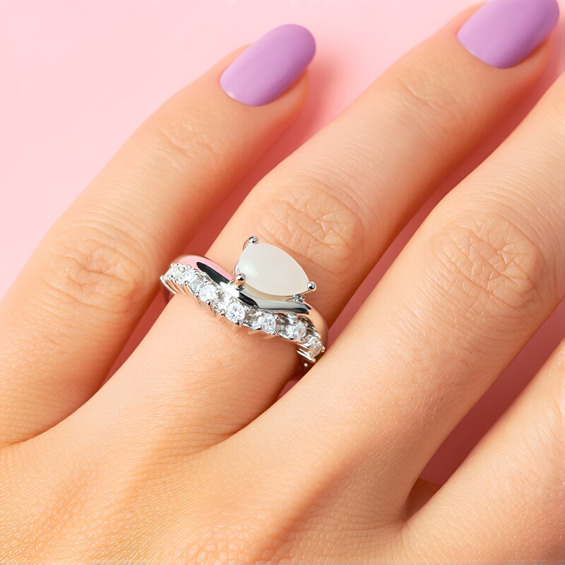 Zilveren ring met een witte opaal