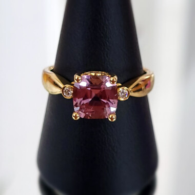 Anello in oro con Diasporo Rosa (AMAYANI)