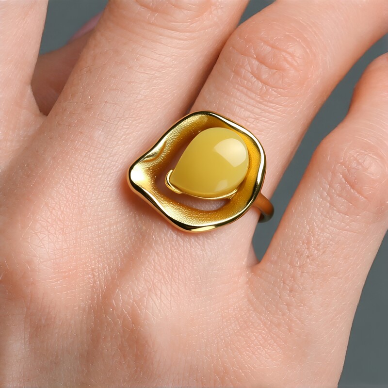 Anello in argento con Ambra Milky Baltica (dagen)