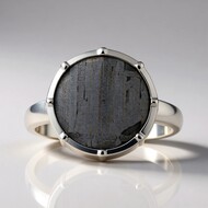 Zilveren ring met een Aletai meteoriet