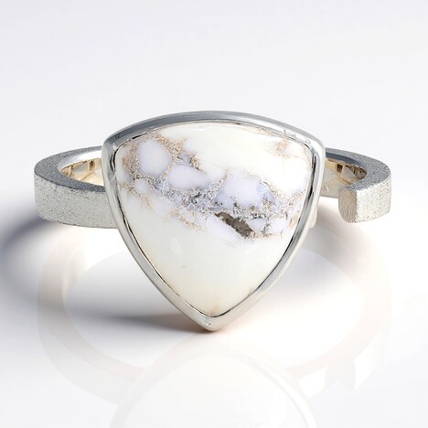Anello in argento con Howlite