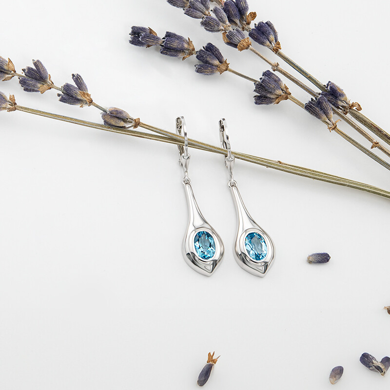 Zilveren oorbellen met Zwitsers-blauwe topaasstenen