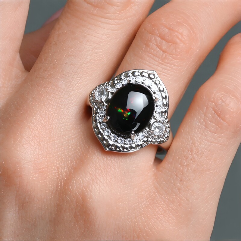 Zilveren ring met een Mezezo opaal