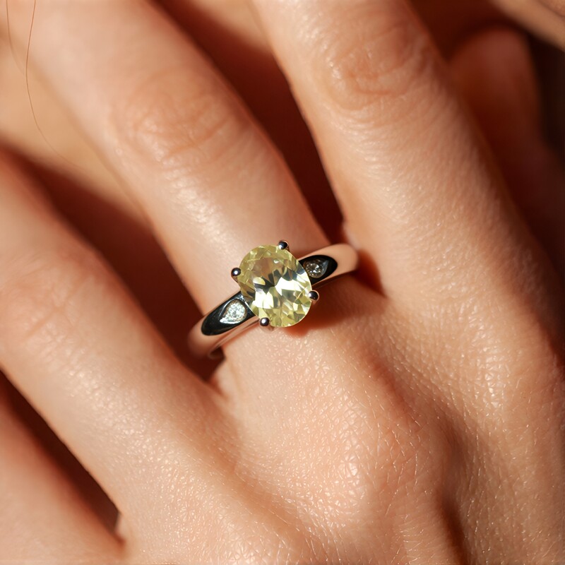 Anillo en plata con Ortoclasa