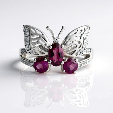 Zilveren ring met een magenta granaat