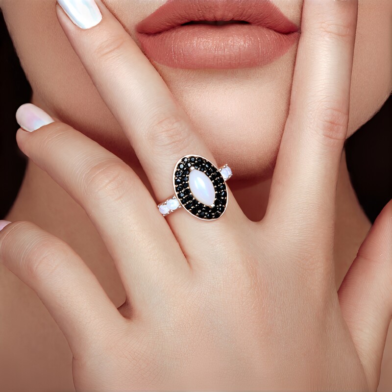 Anello in argento con Pietra di Luna Arcobaleno