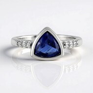 Anello in argento con Cianite del Nepal