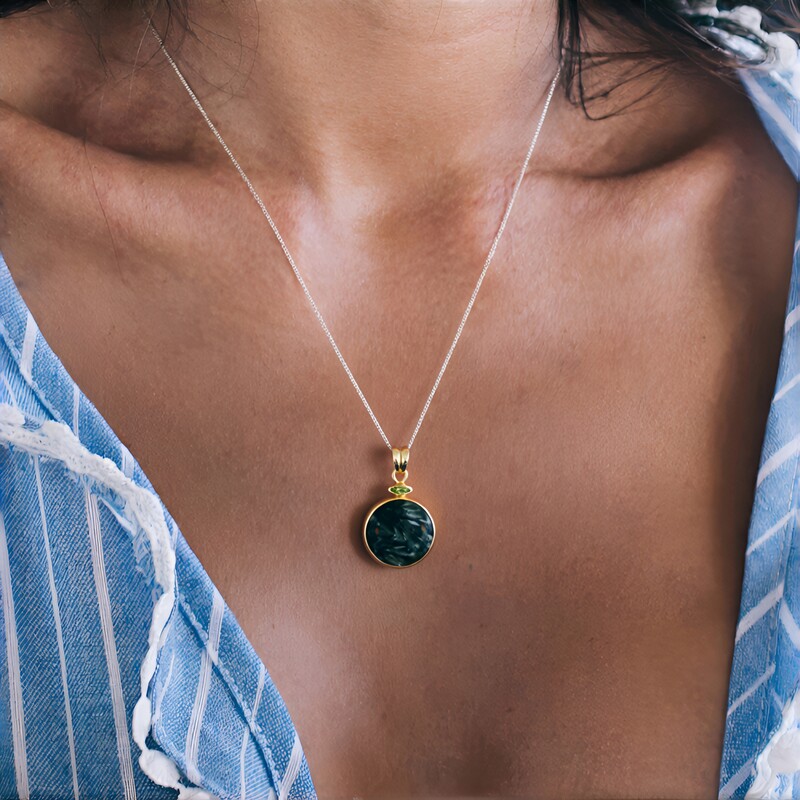 Zilveren hanger met een serafiniet (Bali Barong)