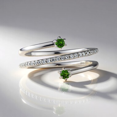 Anillo en plata con Diópsido de Rusia