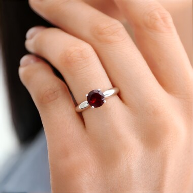 Anillo en plata con Granate de Mozambique