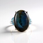 Anello in argento con Labradorite