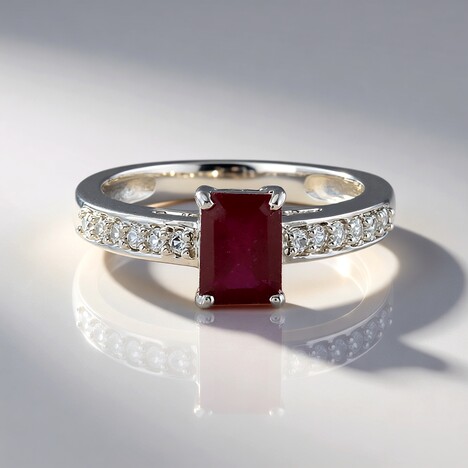 Anello in argento con Rubino del Madagascar