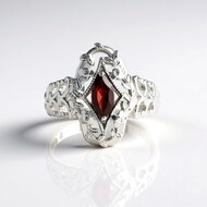 Anello in argento con Granato Mozambico