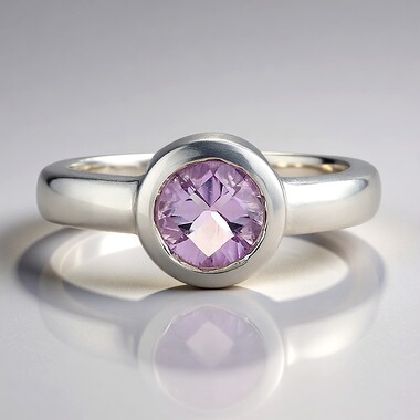 Zilveren ring met een lavendel amethist (MONOSONO COLLECTION)