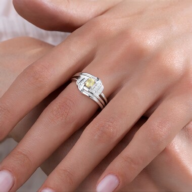 Anillo en plata con Piedra de sol brillo lunar