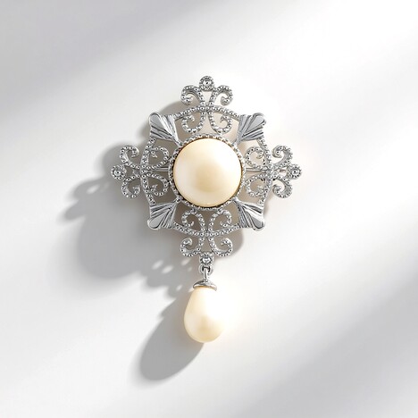 Broche en argent et Perle blanche de culture d'eau douce