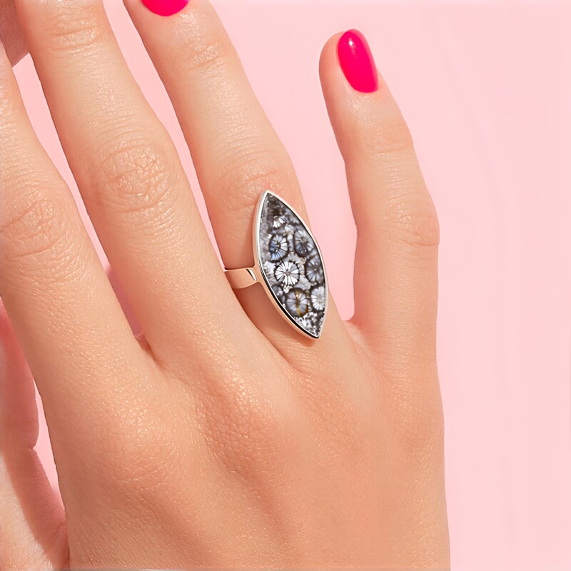 Zilveren ring met een Versteend koraal