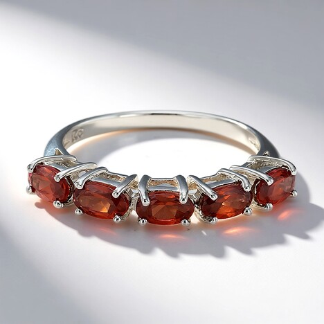 Anello in argento con Granato Malaya