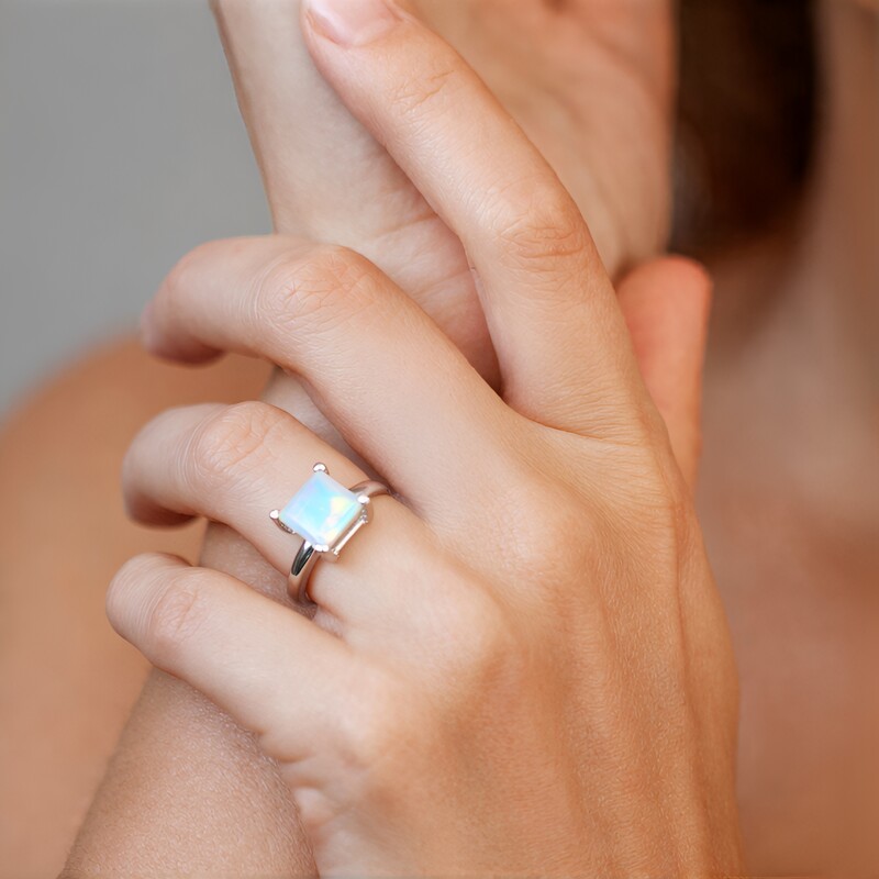 Anillo en plata con Ópalo de Welo