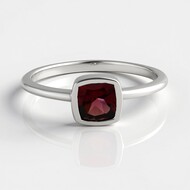 Anillo en plata con Granate Magenta