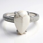 Anello placcato in platino con Howlite