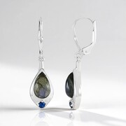 Pendientes en plata con Labradorita azul de Maniry (KM by Juwelo)