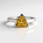 Anillo en plata con Escapolita