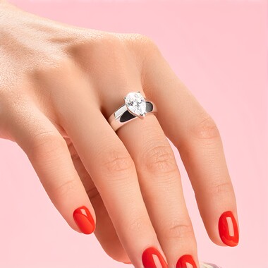Zilveren ring met een witte kunziet (Pallanova)