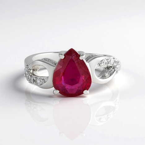 Anello in argento con Rubino del Madagascar
