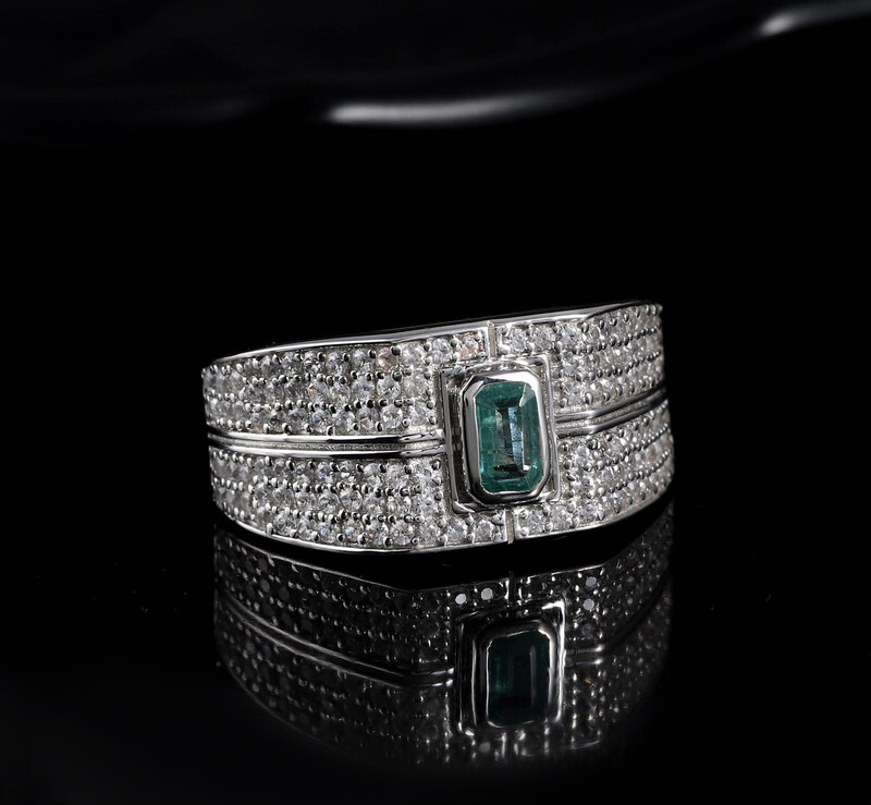 Zilveren ring met een Colombiaanse smaragd