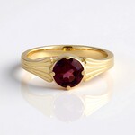 Zilveren ring met een magenta granaat