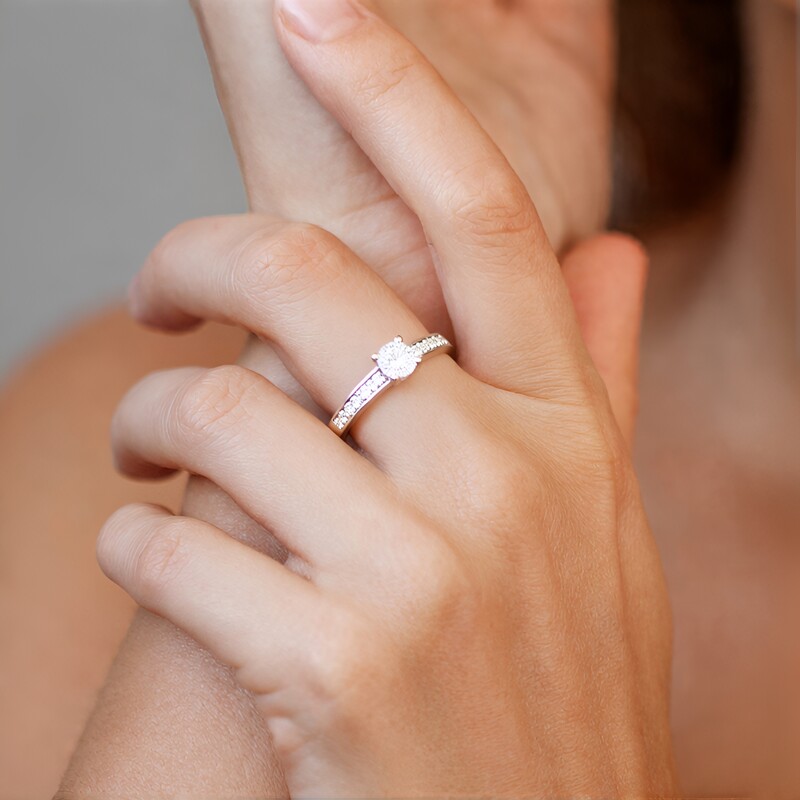 Anillo en plata con Zircón