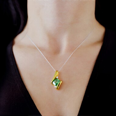 Gouden hanger met een Madagaskar Demantoid (John Ferry)