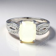 Anillo en plata con Piedra de Luna blanca