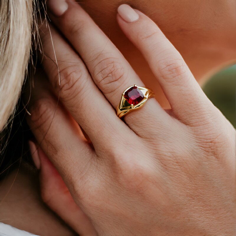 Gouden ring met een Rode apatiet