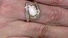 Gouden ring met een Braziliaanse witte opaal