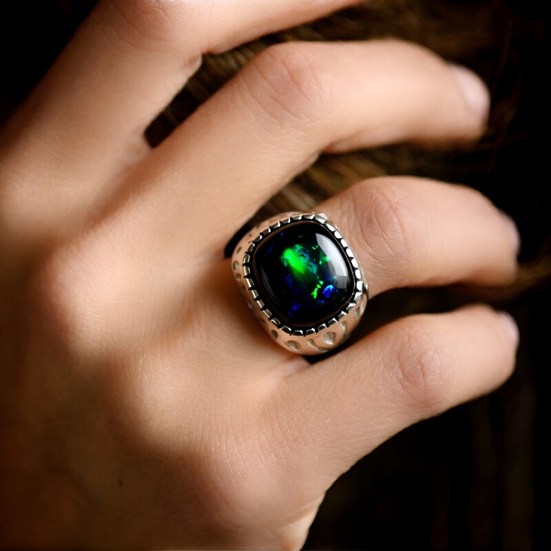 Zilveren ring met een Mezezo opaal